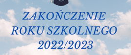 Plakat zakończenia roku na tle nieba napisz ora godzina zakończenia w dole rysunek dzieci ze świadectwem 
