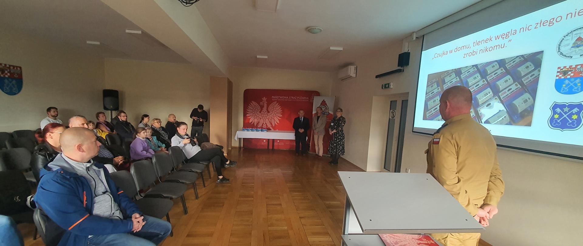 Na świetlicy komendy trwa spotkanie podsumowujące konkurs "czujka w domu, tlenek węgla nie zrobi nic złego nikomu" Komendant Powiatowy wita przedstawicieli organizatorów oraz zwycięzców konkursu. 