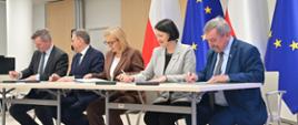Na zdjęciu od lewej strony: Jacek Drozd, prezes zarządu PGE Dystrybucja S.A., Dariusz Lubera, prezes zarządu PGE S.A., Paulina Hennig-Kloska, minister Klimatu i Środowiska, Dorota Zawadzka-Stępniak, prezes zarządu NFOŚiGW, Józef Matysiak, zastępca prezesa zarządu NFOŚiGW.