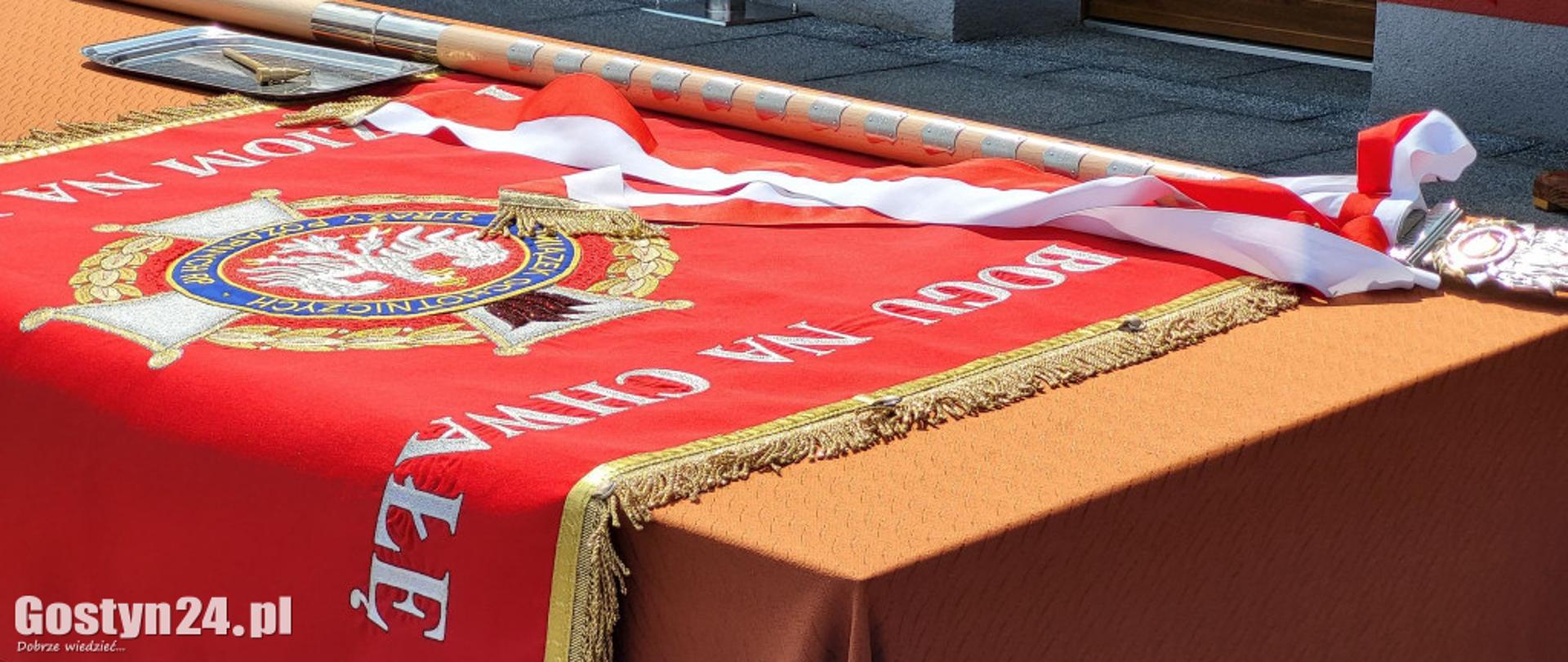 Sztandar jest położony na stoliku.