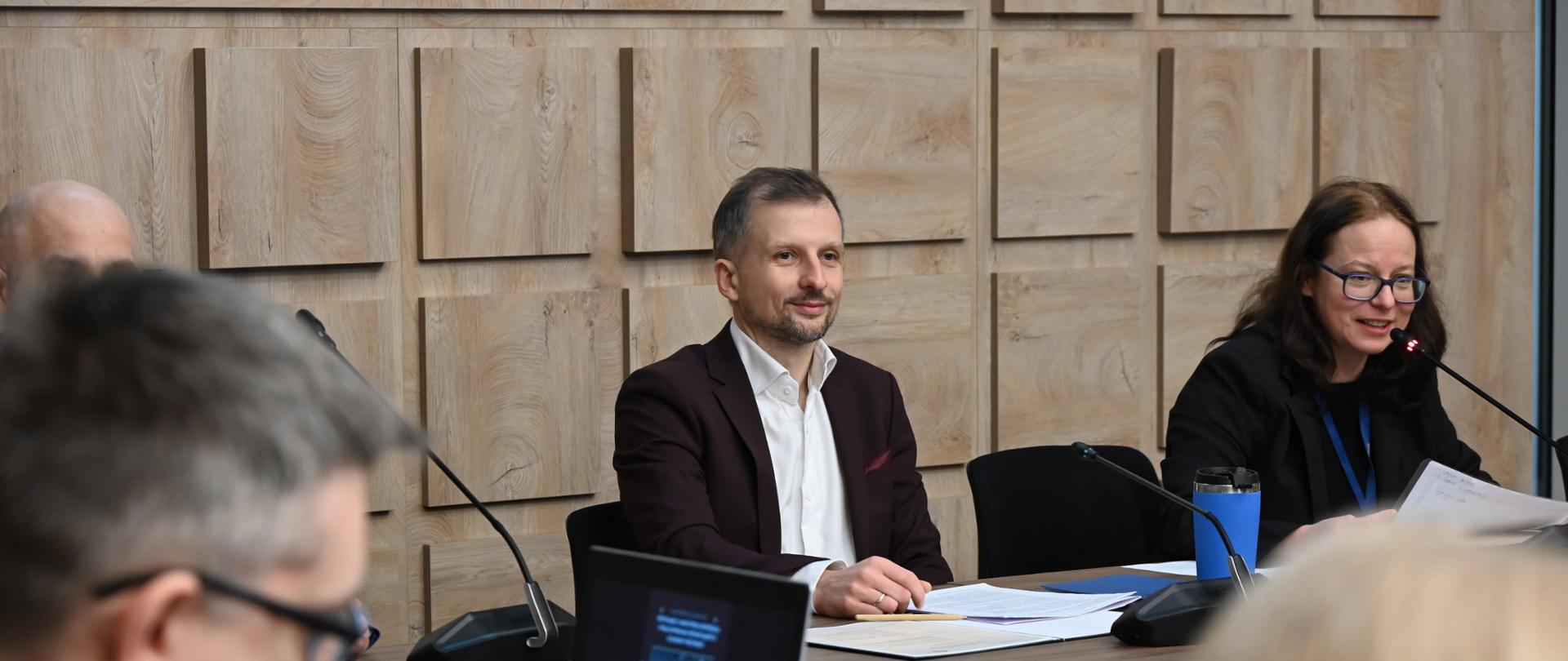 Wiceminister klimatu i środowiska Mikołaj Drożała w trakcie spotkania z Dyrektorami Parków Narodowych w Polsce. 