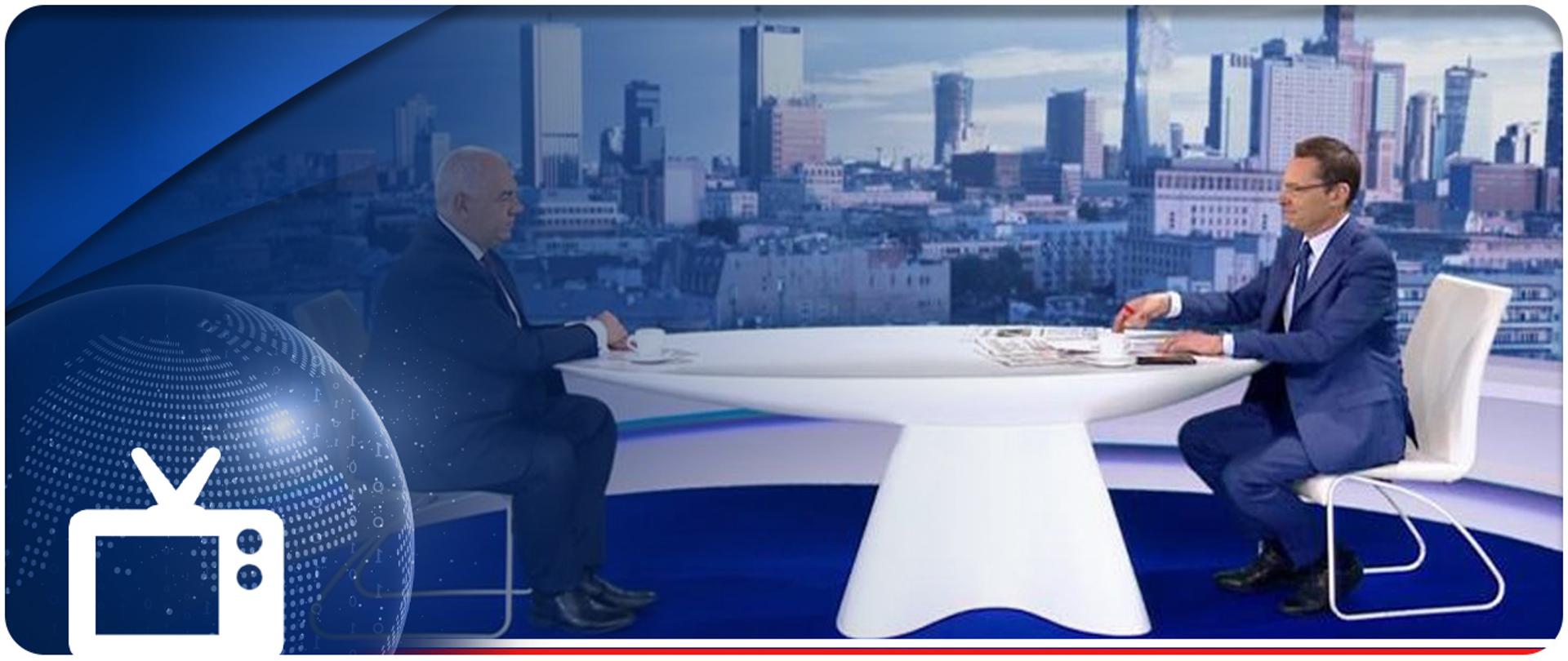 Wicepremier w Mediach. Zdjęcie w studiu.