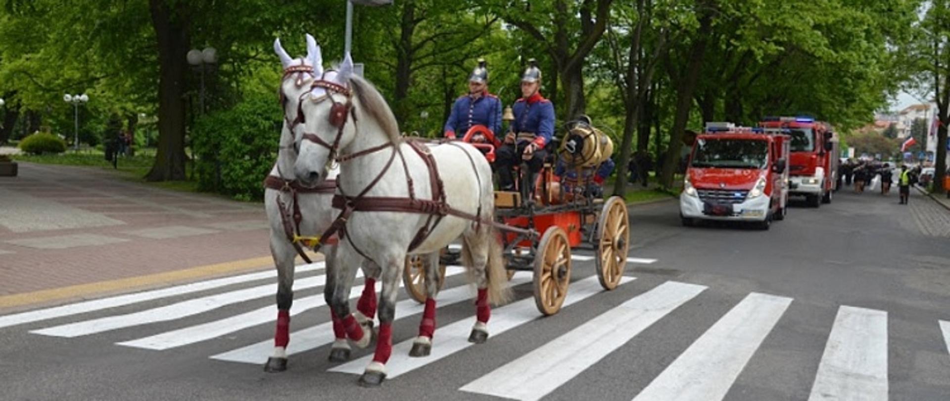 Zdjęcie przedstawia zabytkową bryczkę straży pożarnej
