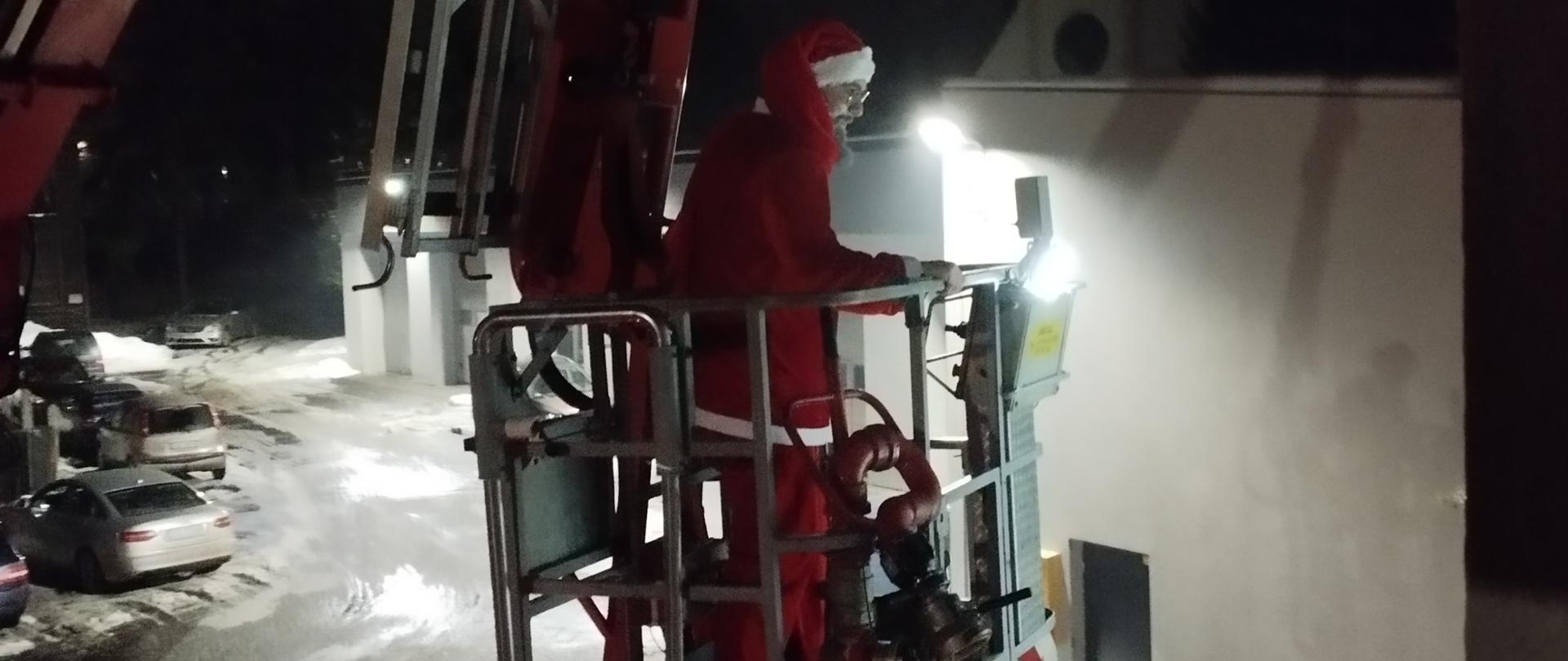 Na zdjęciu widoczny Mikołaj na podnośniku hydraulicznym 