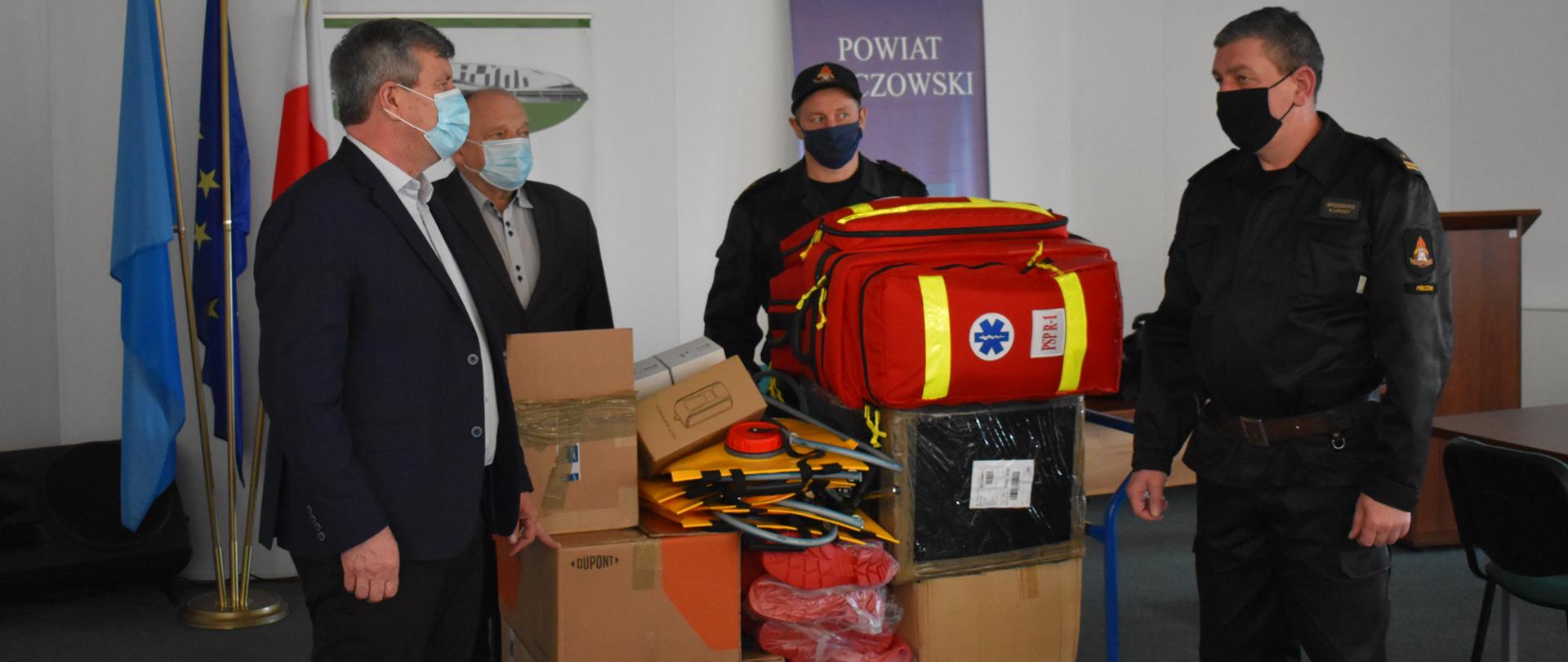 Gospodarze powiatu pińczowskiego przekazują sprzęt do walki z COVID-19 Komendantowi Powiatowemu PSP w Pińczowie i Z-cy Dowódcy JRG w Pińczowie. 