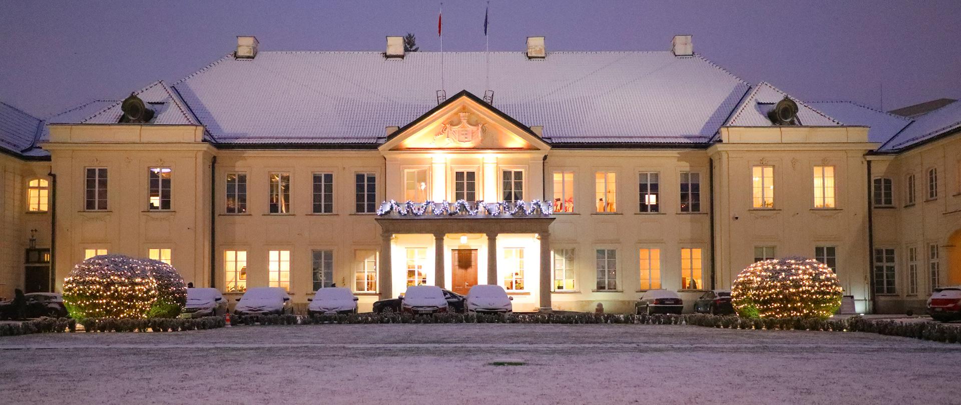 Ministerstwo Kultury i Dziedzictwa Narodowego - Pałac Potockich, ośnieżona fasada od strony dziedzica 