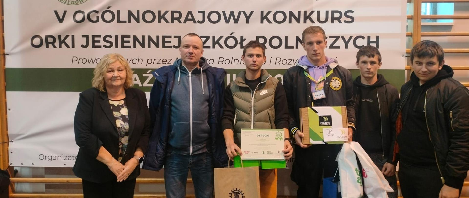 Zdjęcie grupowe z konkursu orki