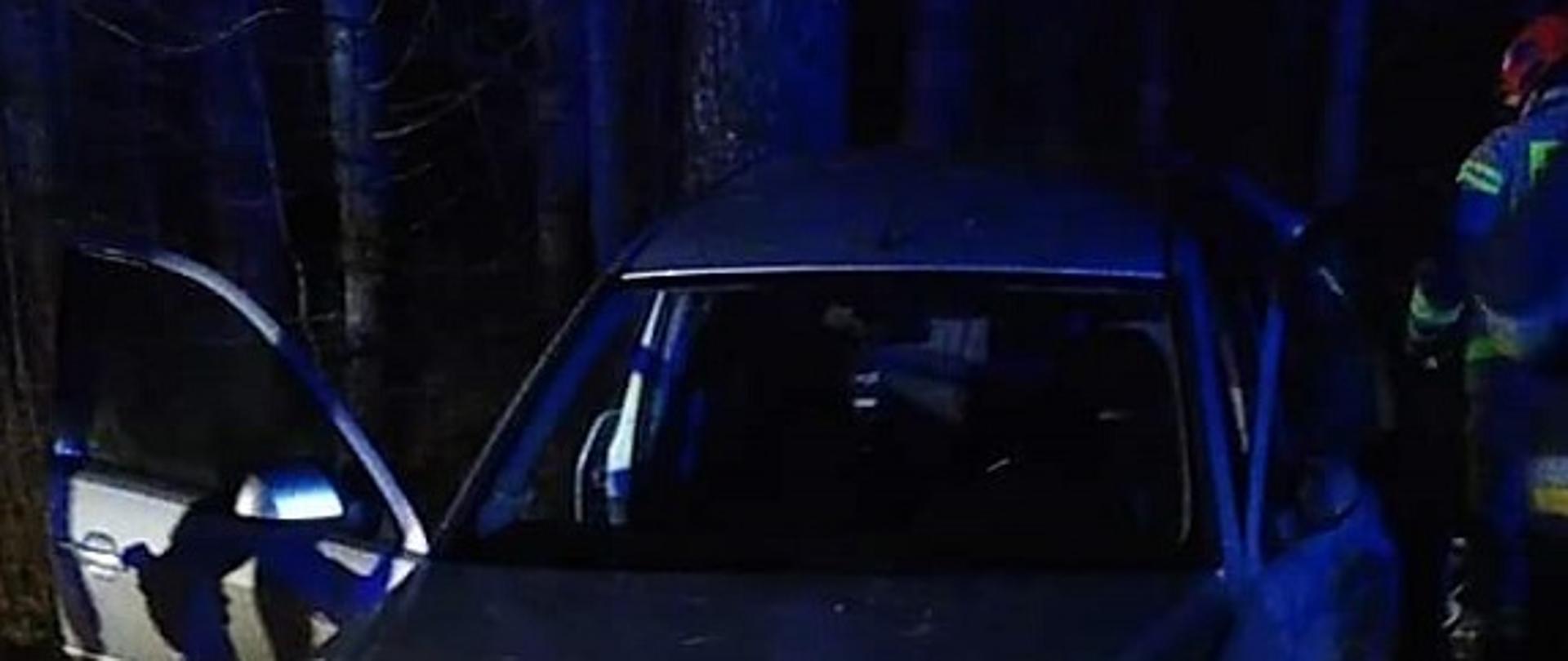 Widok rozbitego samochodu