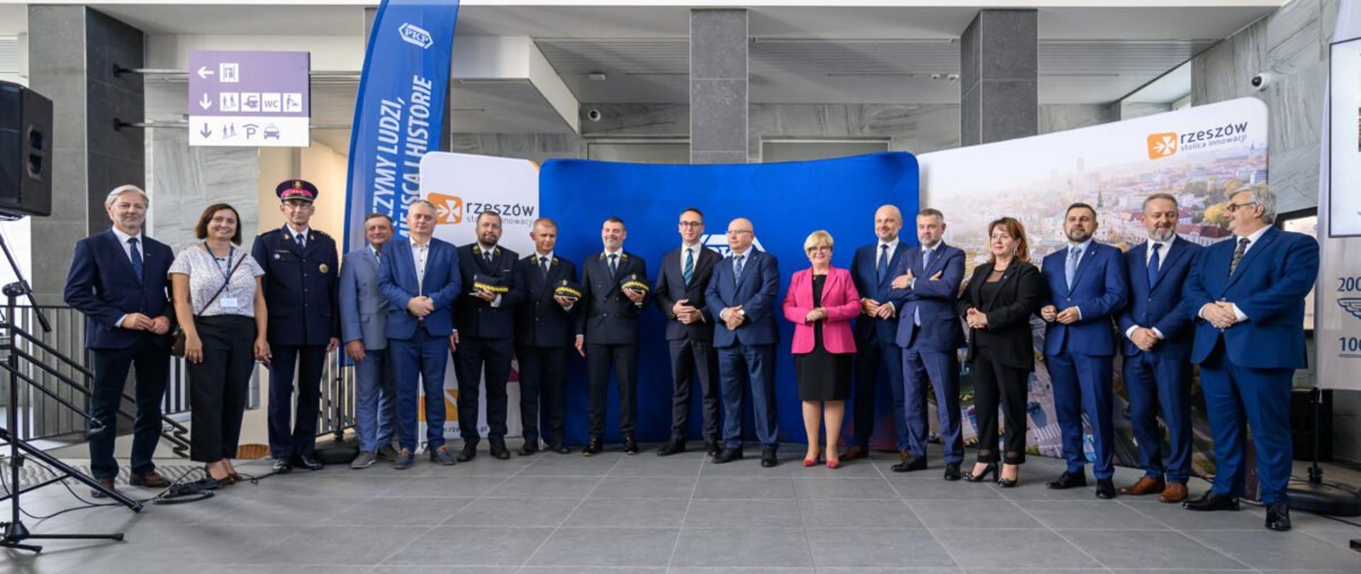 Zdjęcie przedstawia uczestników uroczystości otwarcia dworca PKP w Rzeszowie