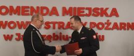 Wręczenie druhowi decyzji administracyjnej dotyczącej świadczenia ratowniczego z tytułu wysługi lat przez Komendanta Miejskiego PSP w Jastrzębiu-Zdroju st. bryg. Wojciecha Piechaczka