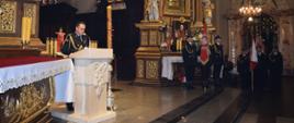 Na zdjęciu komendant miejski oraz poczet sztandarowy KM PSP w Przemyślu podczas mszy w archikatedrze przemyskiej