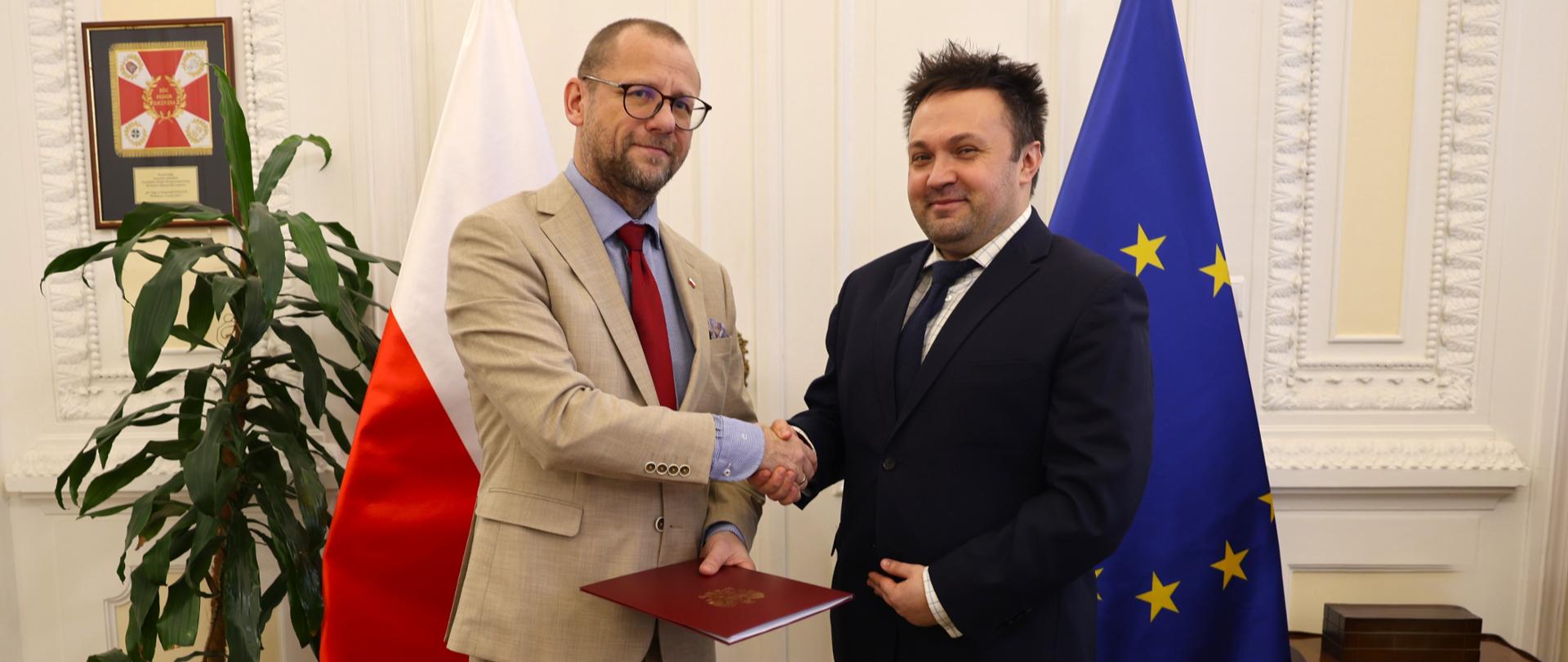 Na zdjęciu widać dwóch mężczyzn