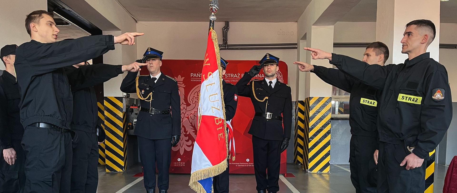 Nowi funkcjonariusze ślubują na sztandar jednostki.