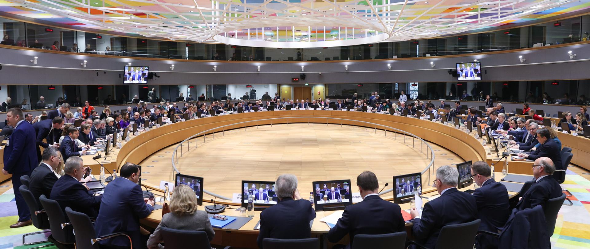 Uczestnicy spotkania na sali obrad.