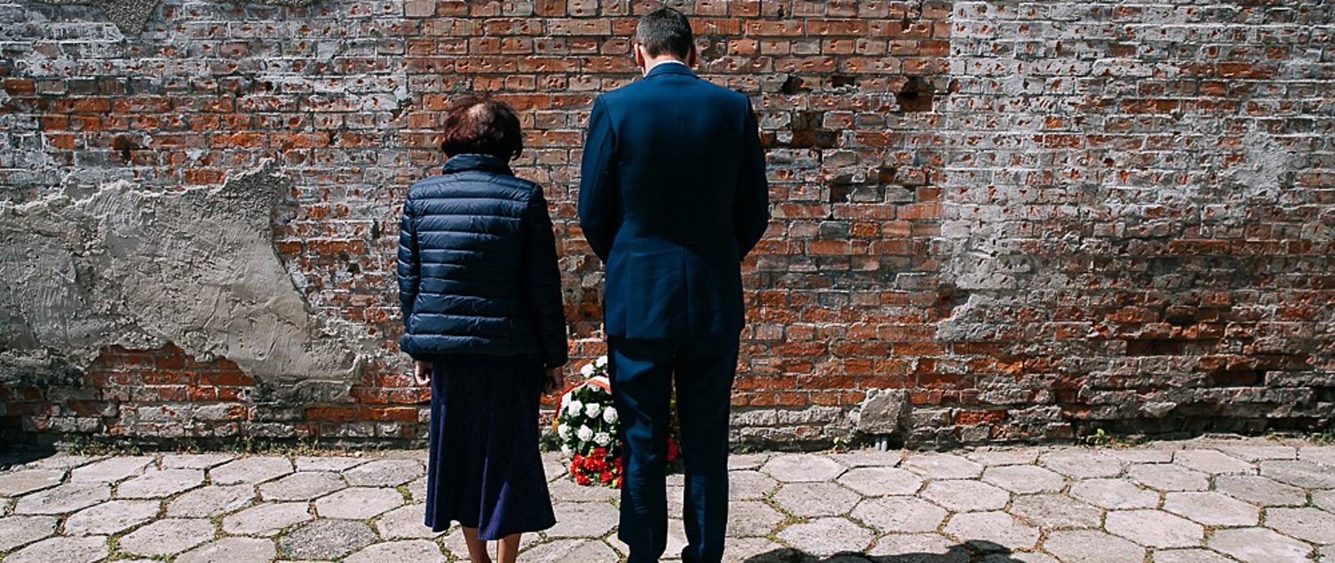 Widok z tyłu na stojącego premiera z Zofią Pilecką.