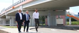 Minister infrastruktury Andrzej Adamczyk wypowiada się na otwarciu wiaduktu drogowego nad torami w Skierniewicach