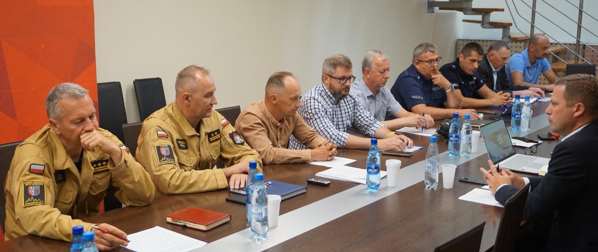 Posiedzenie Powiatowego Zespołu Zarządzania Kryzysowego w związku z wystąpieniem niżu genueńskiego.