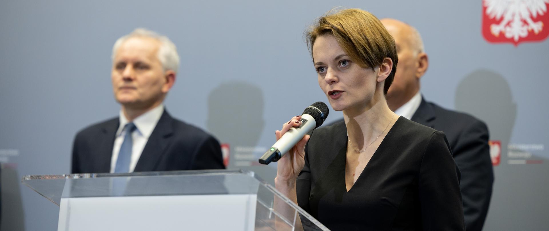 Jadwiga Emilewicz podczas konferencji prasowej