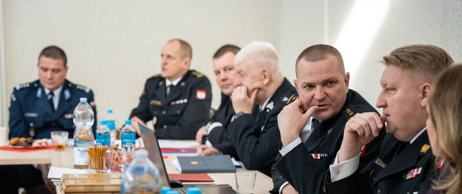 Kierownictwo KM PSP w Łodzi oraz zaproszeni goście siedzący za stołem podczas narady rocznej