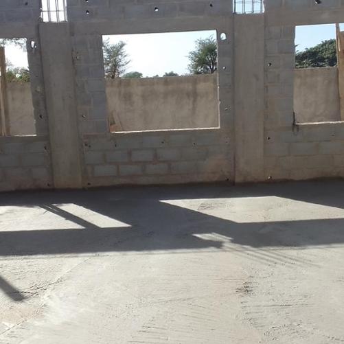 Betonowa konstrukcja, z której powstanie szkoła