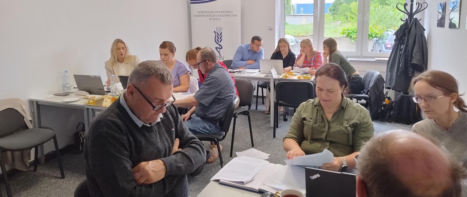 Zdjęcie przedstawia inspektorów podczas pracy przy realizacji scenariusza