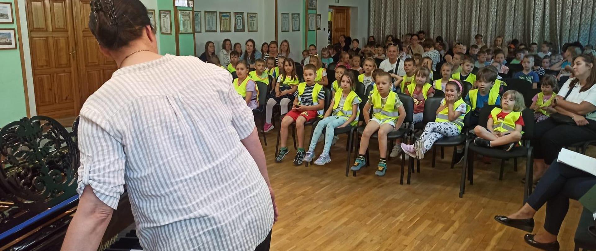 Zdjęcie przedstawiające wykonawców i uczestników koncertów - poranków muzycznych dla szkół i przedszkoli miejskich. Koncerty odbyły się w dniach od 16 do 23 maja 2024 r. w auli szkoły.