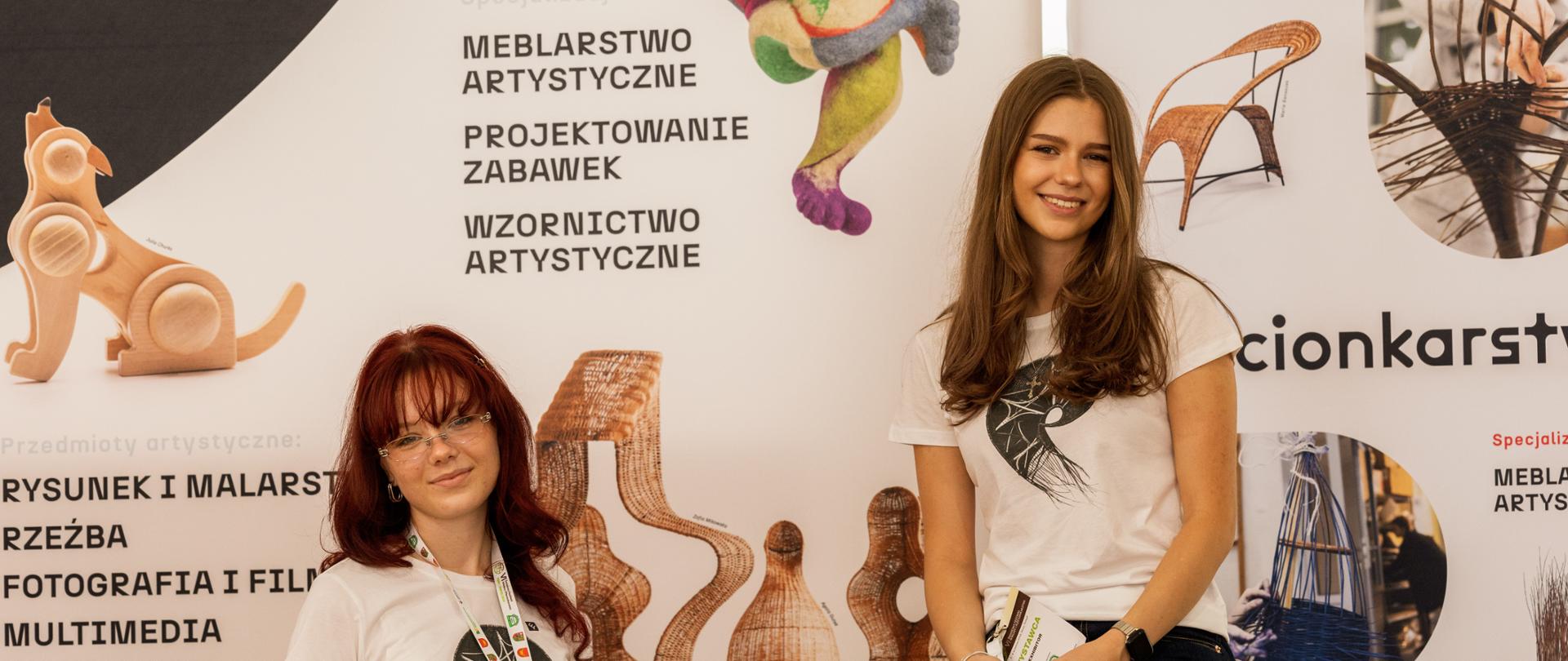 Uczennice PLSP na tle ekspozycji prac z wikliny