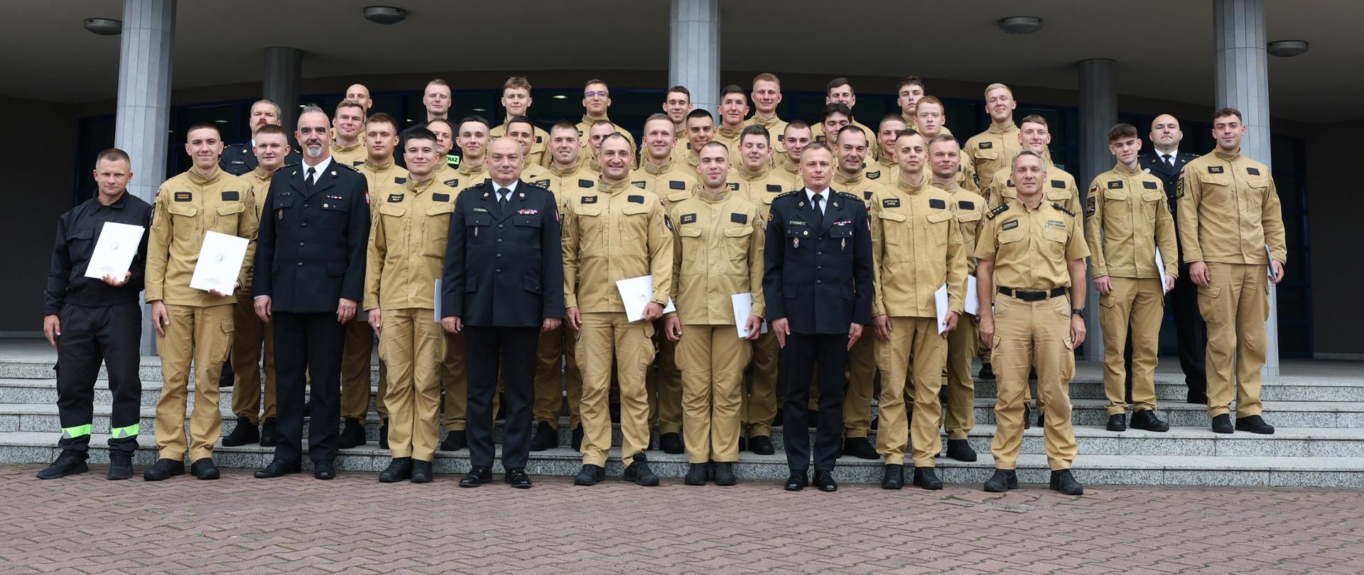 Pamiątkowe zdjęcie grupowe funkcjonariuszy PSP, którzy zakończyli szkolenie (36 osób) , w towarzystwie Komendanta Centralnej Szkoły PSP oraz dwóch Zastępców Komendanta CS PSP oraz trzech oficerów CS PSP