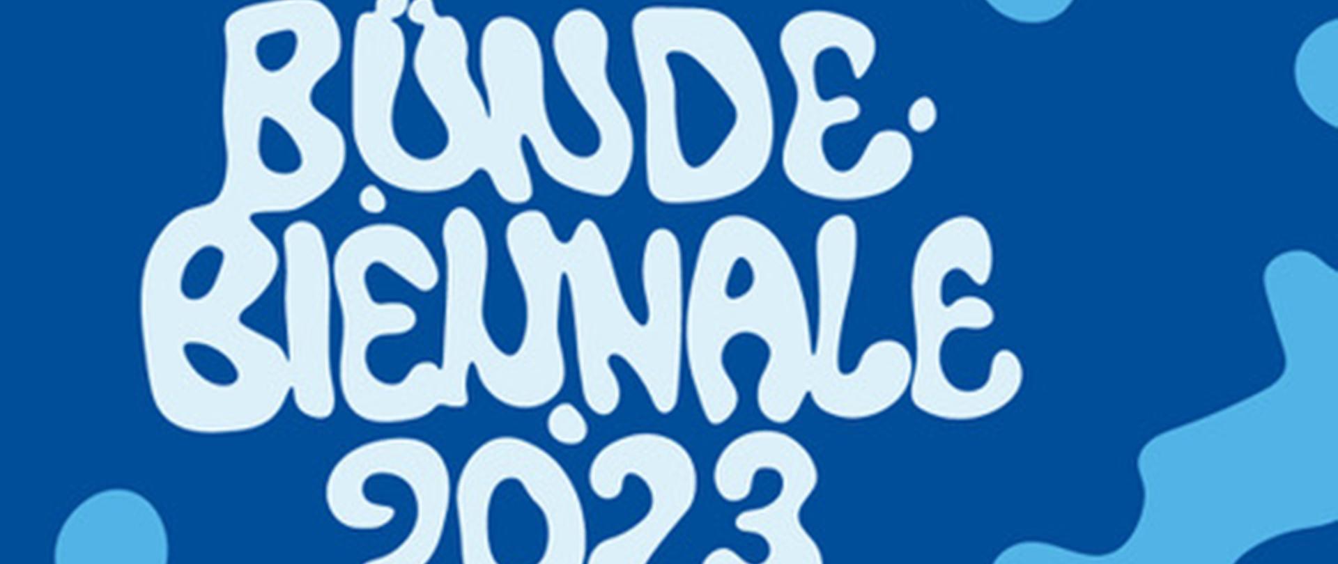 Plakat, na niebieskim tle napis: Bünde Biennale 2023