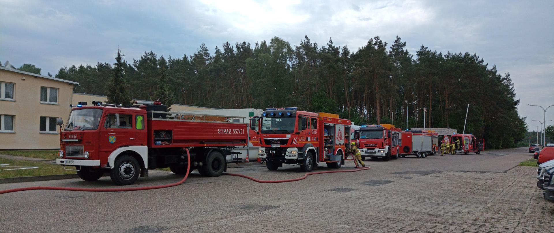 Na zdjęciu widać wozy bojowe OSP oraz PSP podczas ćwiczeń.