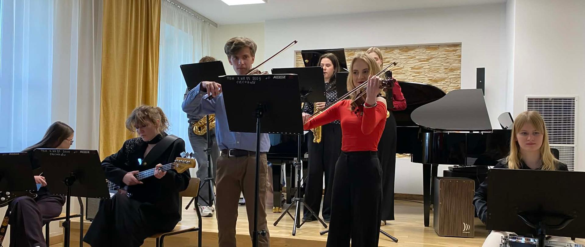 Zespół instrumentalny podczas wysępu