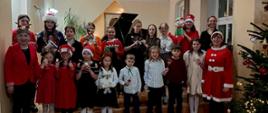 Galeria 34 zdjęć przedstawiające udział uczniów w koncercie uczniów klas fortepianu pt. "Fortepianowe mikołajki", który odbył się 06 grudnia 2023 r. w auli PSM w Kłodzku. Uczestnicy ubrani są w czapki mikołaja, na wielu zdjęciach widoczne są ozdoby świąteczne.