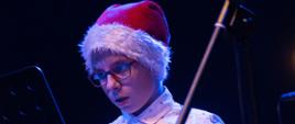 Zdjęcie przedstawia Filipa Paterkę grającego na dzwonkach podczas koncertu świątecznego.