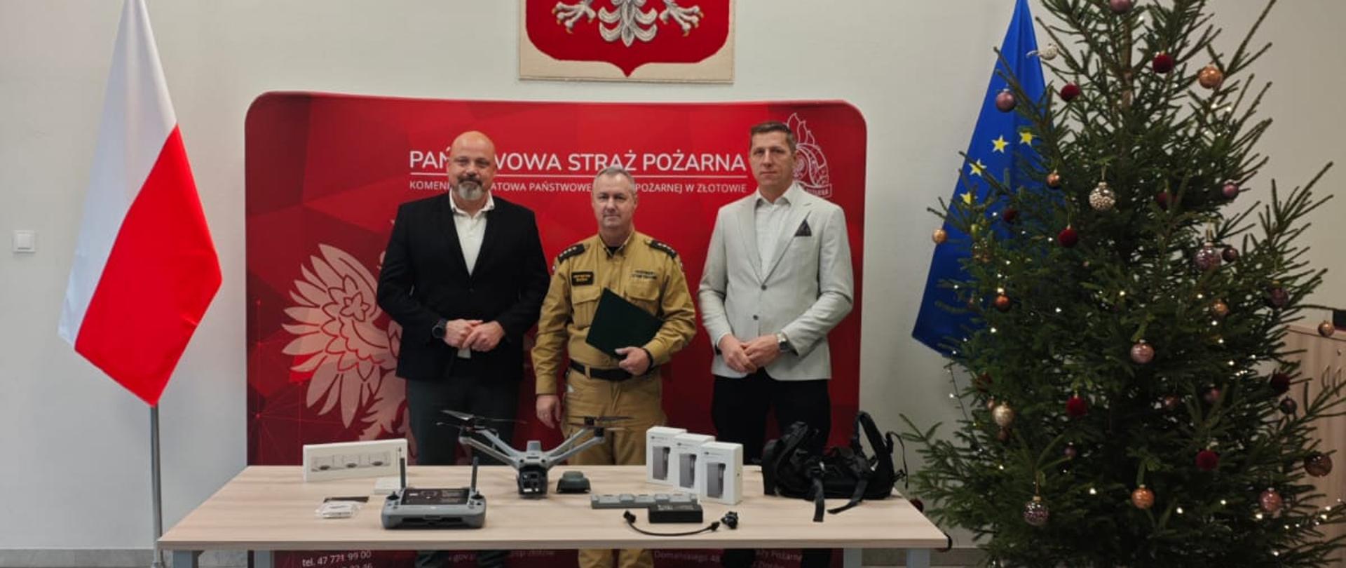 Na zdjęciu ludzie oraz BSP na stole 