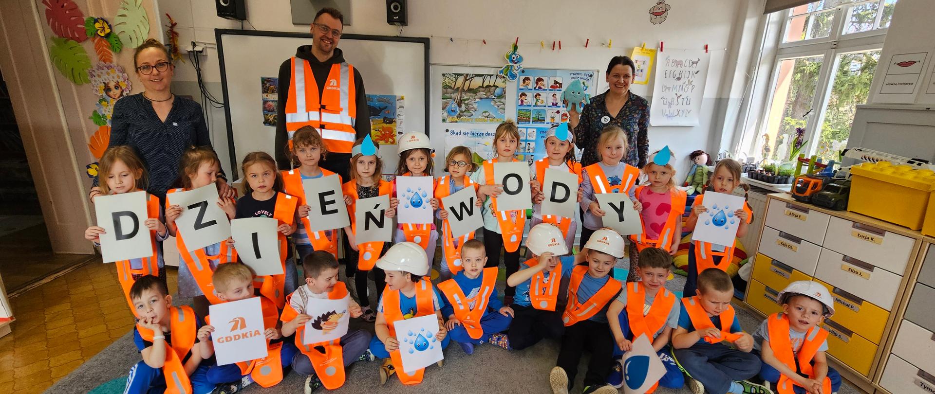 na zdjęciu dzieci w kamizelkach odblaskowych z Publicznego Przedszkole nr 1. Lwówek Śląski - Dzień Wody 2026 - fot. Magda Szumiata 