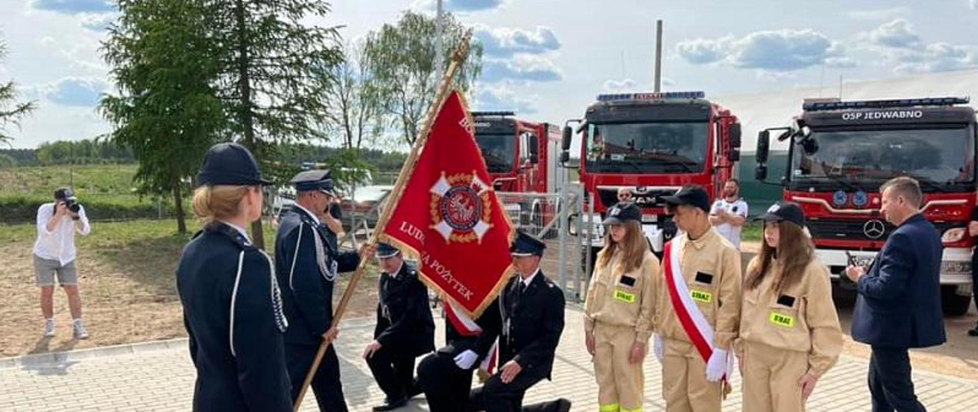 Uroczysty apel z okazji wręczenia sztandaru OSP Szuć