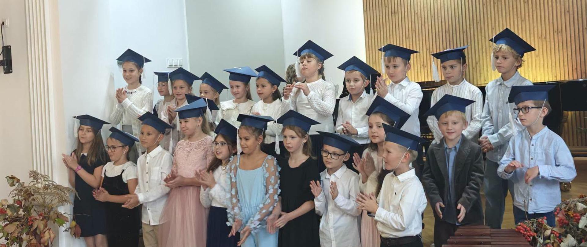 Galeria 31 zdjęć przedstawiających uroczysty koncert z okazji Dnia Edukacji Narodowej, połączony z pasowaniem uczniów klas pierwszych, który odbył się 14 października w auli Państwowej Szkoły Muzycznej w Krakowie. Fotografie dokumentują przebieg uroczystości, występy artystyczne uczniów oraz wyjątkowe chwile związane z przyjęciem pierwszoklasistów do społeczności szkolnej.