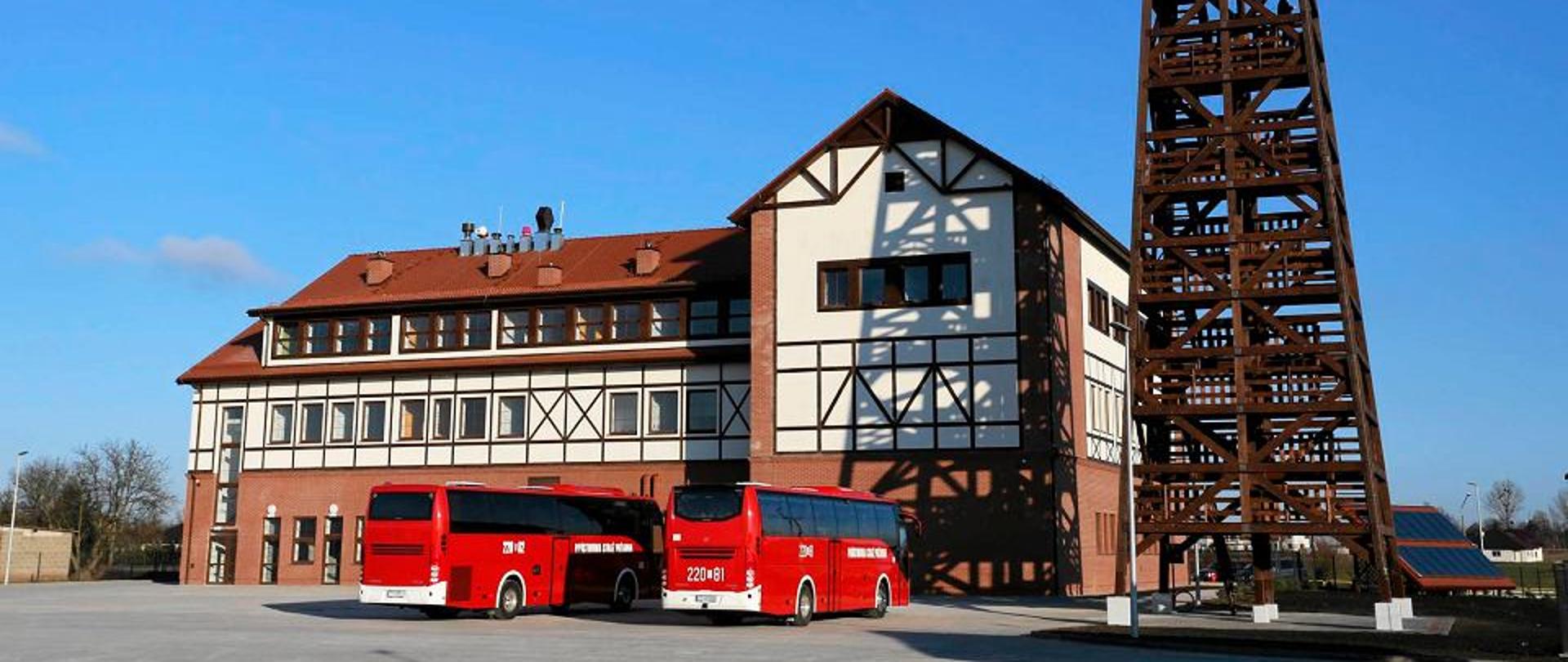 Ośrodek szkolenia KW PSP Toruń z siedzibą w Łubiance - widok od strony boiska sportowego