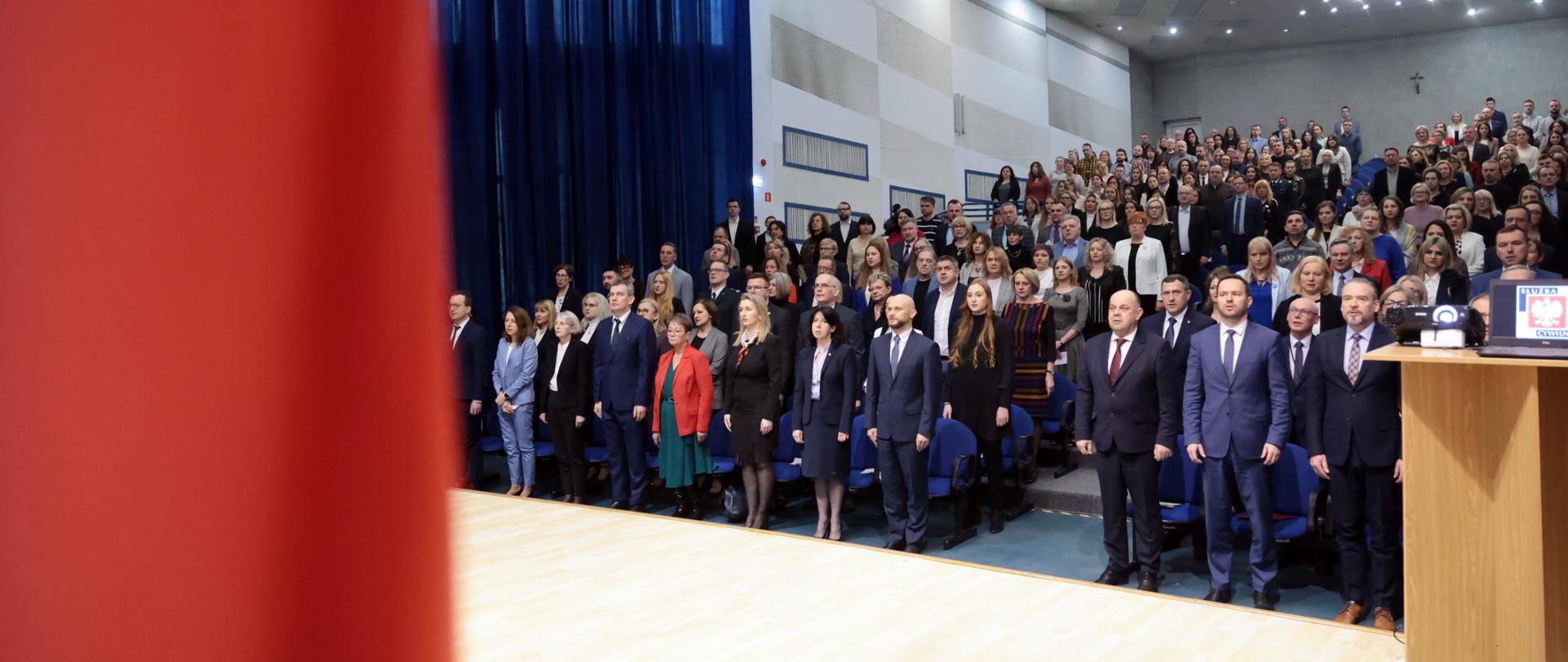 Uczestnicy śpiewają hymn państwowy. 