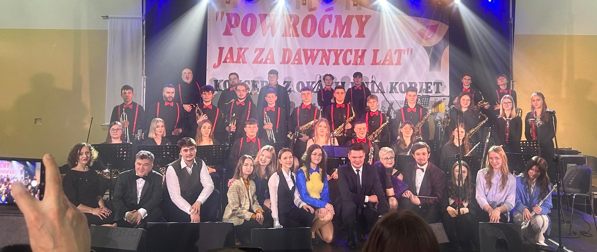 Orkiestra dęta państwowej szkoły muzycznej II stopnia w mielcu pod batuta Piotra Rysiewicza wraz z solistami podczas koncertu Powróćmy jak za dawnych lat w Hali sportowo-widowiskowa w Szkole Podstawowej
w Wadowicach Dolnych