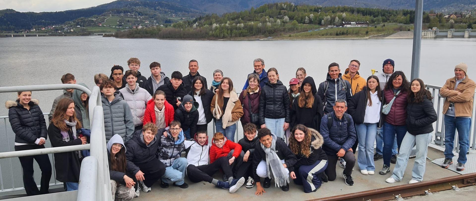 Dziś uczniowie Dwujęzycznej Szkoły Podstawowej nr 1 w Warszawie odwiedzili Zbiornik Wodny Świnna Poręba. W ramach programu Erasmus, szkoły z Niemiec Dietrich-Bonhoeffer-Gymnasium z Bergisch Gladbach oraz z Hiszpanii INS Joan Amigó Callau z L”Espluga cle Francotf wspólnie realizują projekt „e–Aqua” dotyczący energii wodnej. Celem programu jest rozszerzenie wiedzy o wodzie i uświadomienie uczniom znaczenia energii wodnej do wytwarzania prądu elektrycznego. Wizyta na Zbiorniku Świnna Poręba to strzał w dziesiątkę, aby taki cel zrealizować.