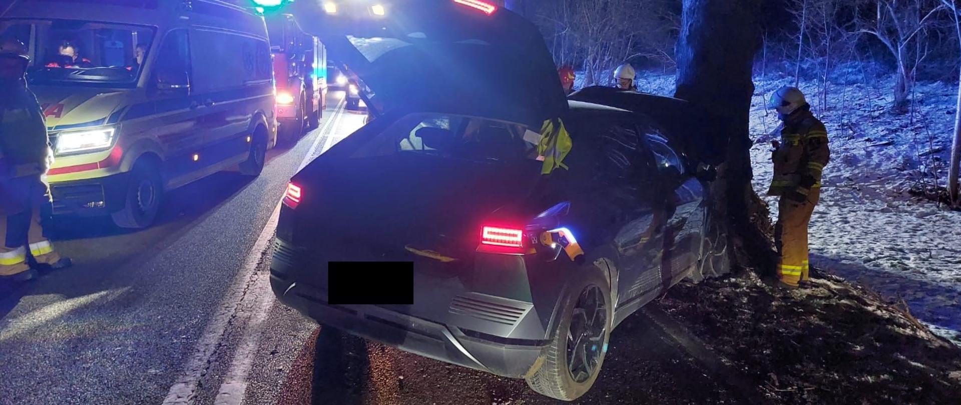 Samochód osobowy po zderzeniu z drzewem. Służby w akcji
