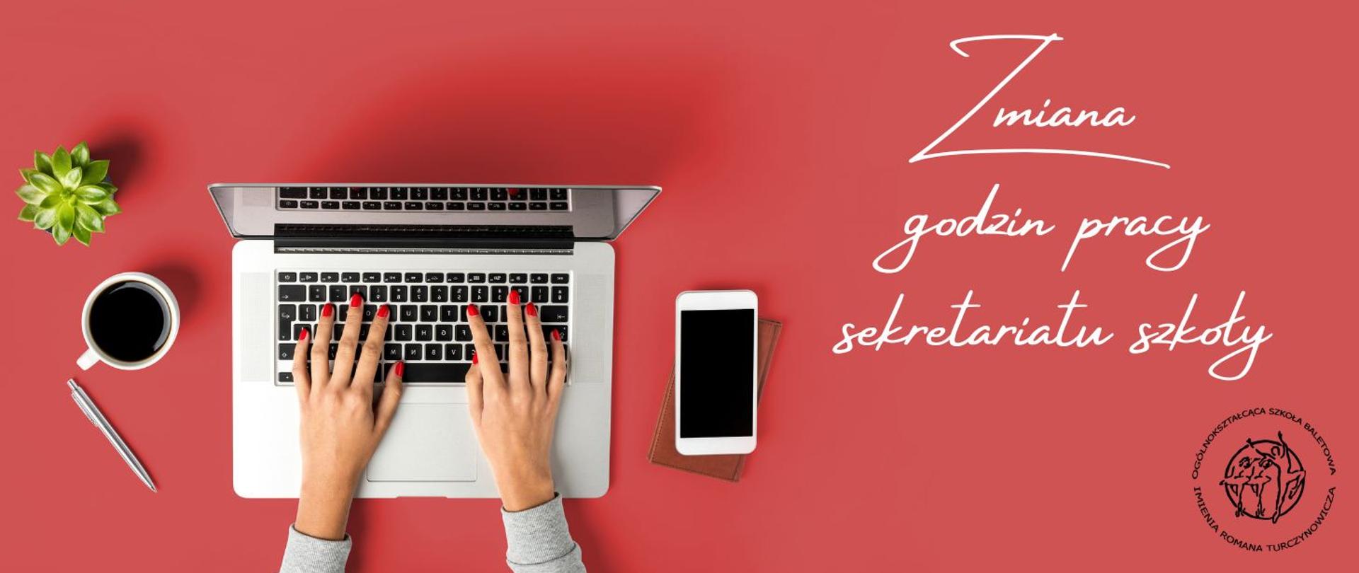 Zmiana godzin pracy sekretariatu szkoły, czerwony baner, po prawej logo szkoły,
po lewej komputer, ręce, rośliny i laptop oraz telefon komórkowy.