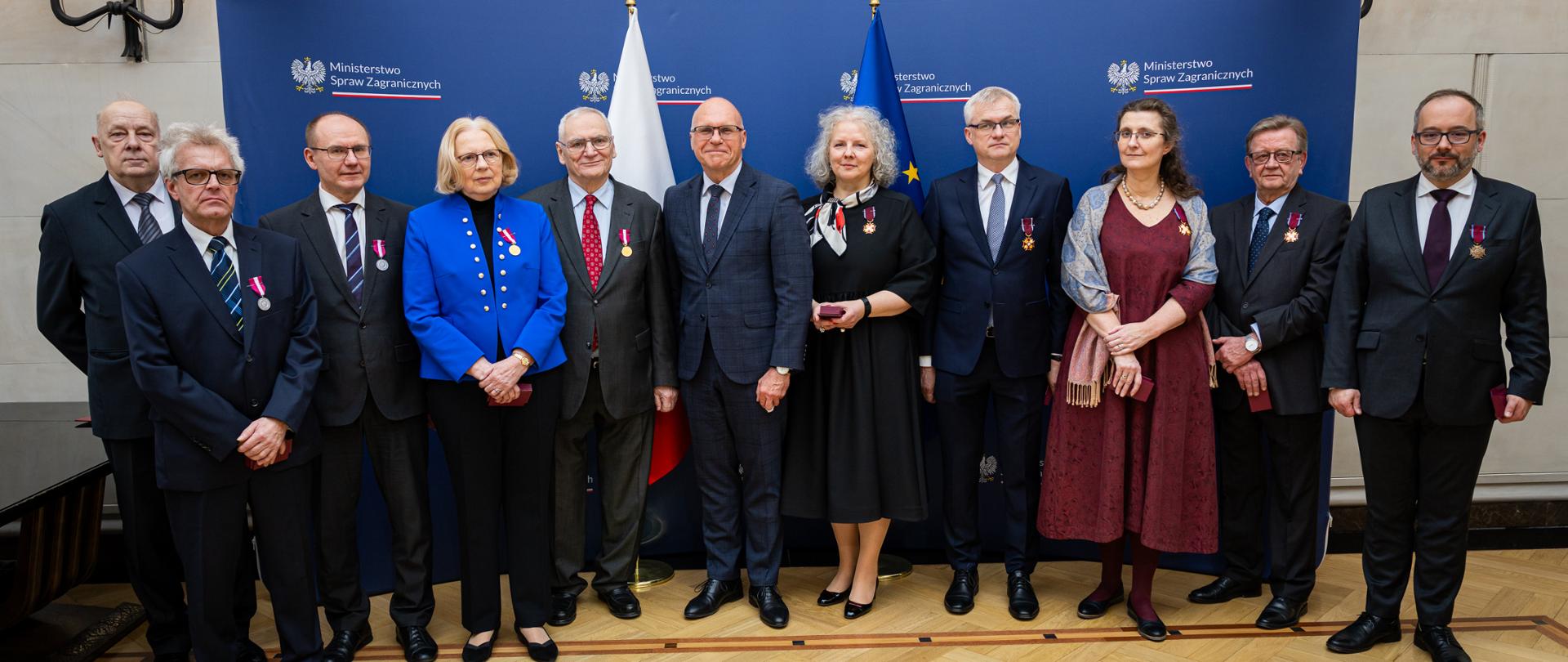 Szef Służby Zagranicznej Rafał Wiśniewski wręczył w imieniu Prezydenta RP odznaczenia państwowe. 