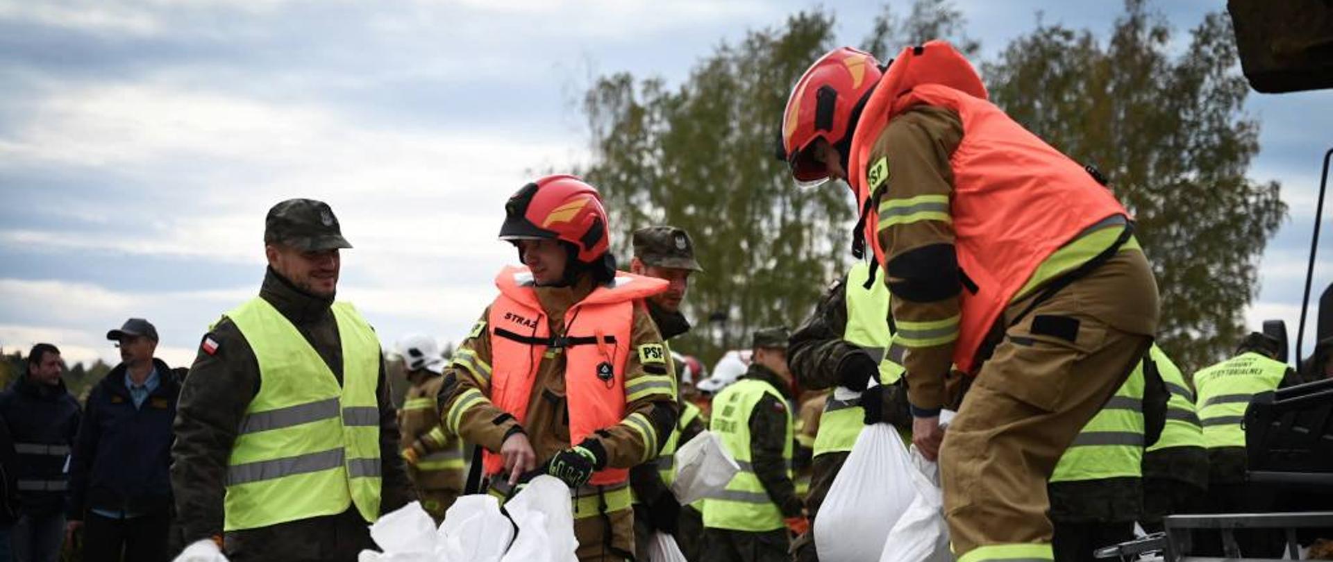 Zdjęcie przedstawia strażaków podczas ćwiczeń taktycznych