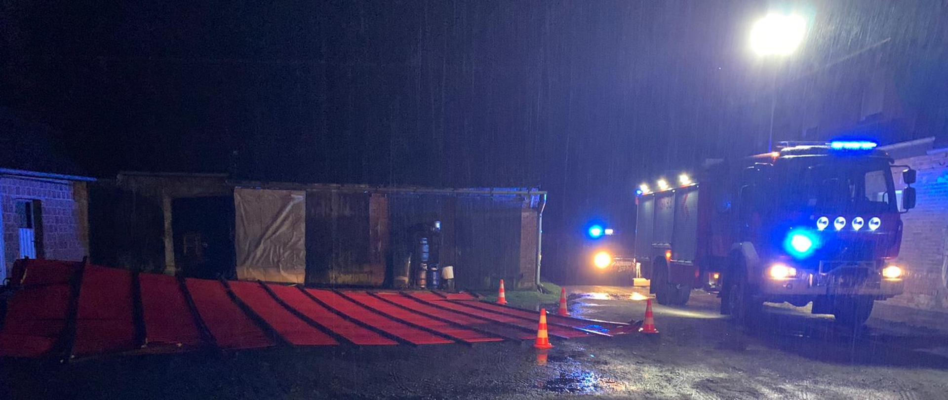 Samochód strażacki podczas działań 