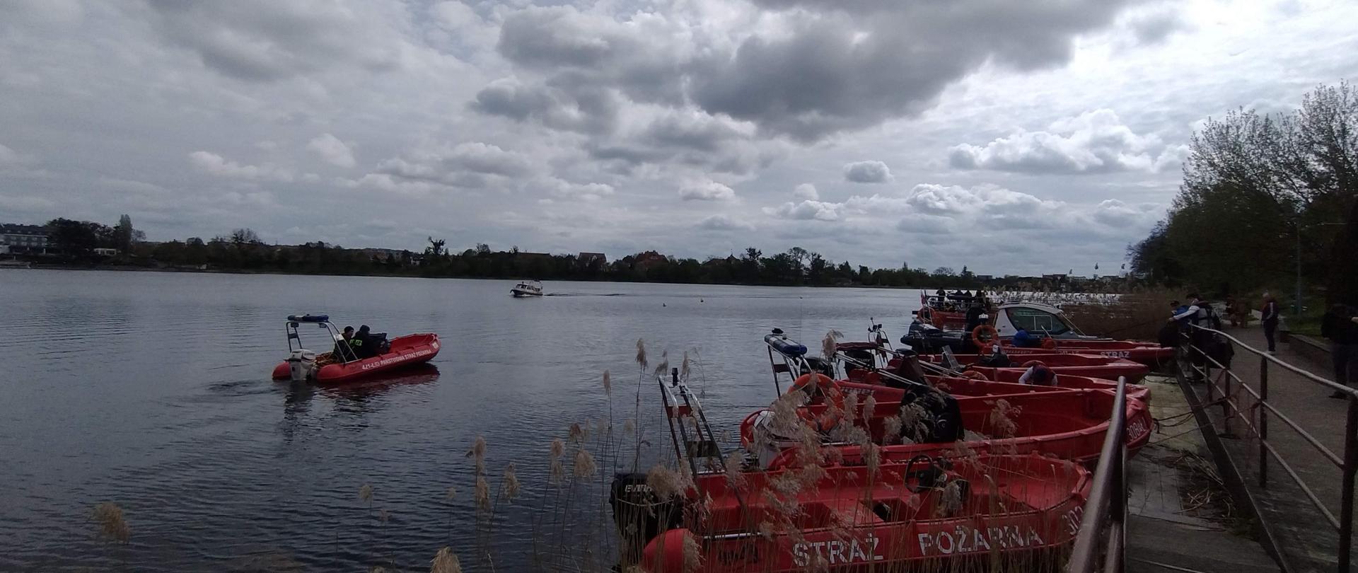 łodzie na przystani