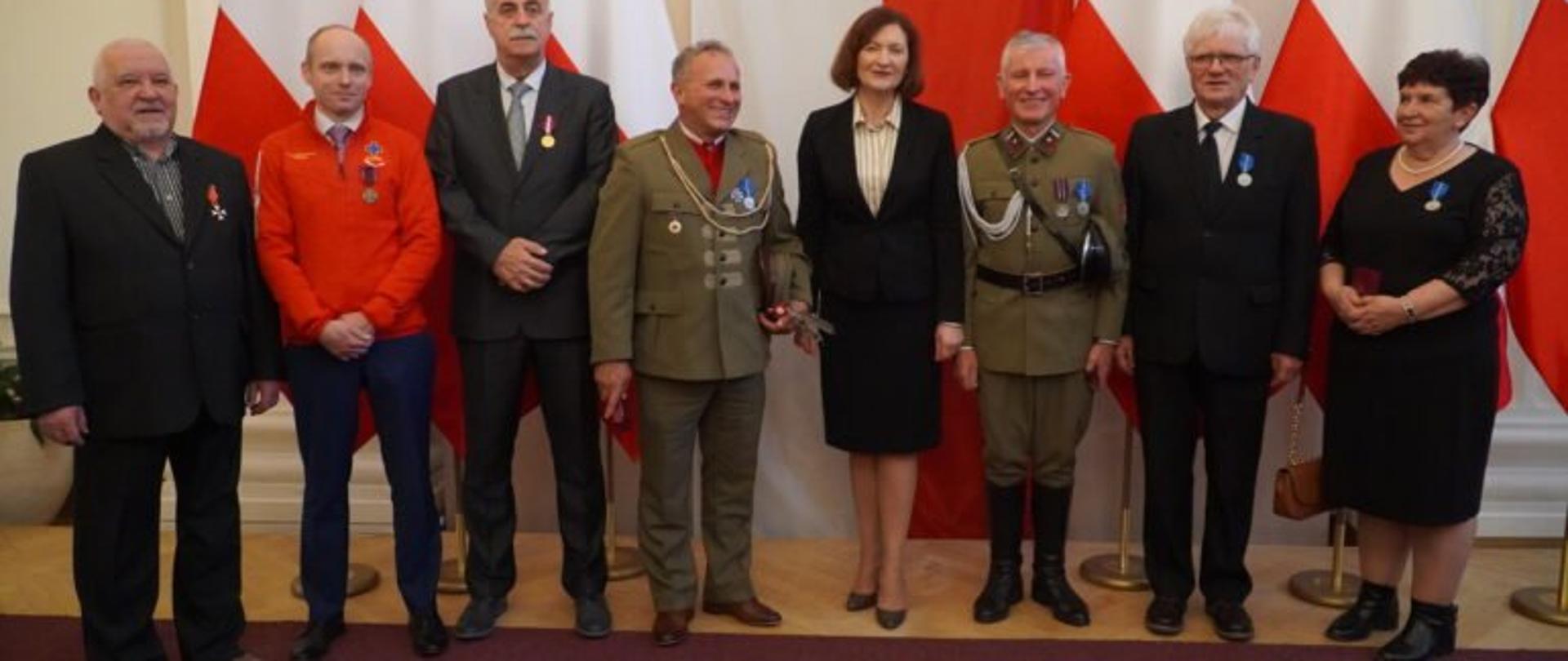 Wojewoda podkarpacki Ewa Leniart w otoczeniu osób wyróżnionych odznaczeniami państwowymi