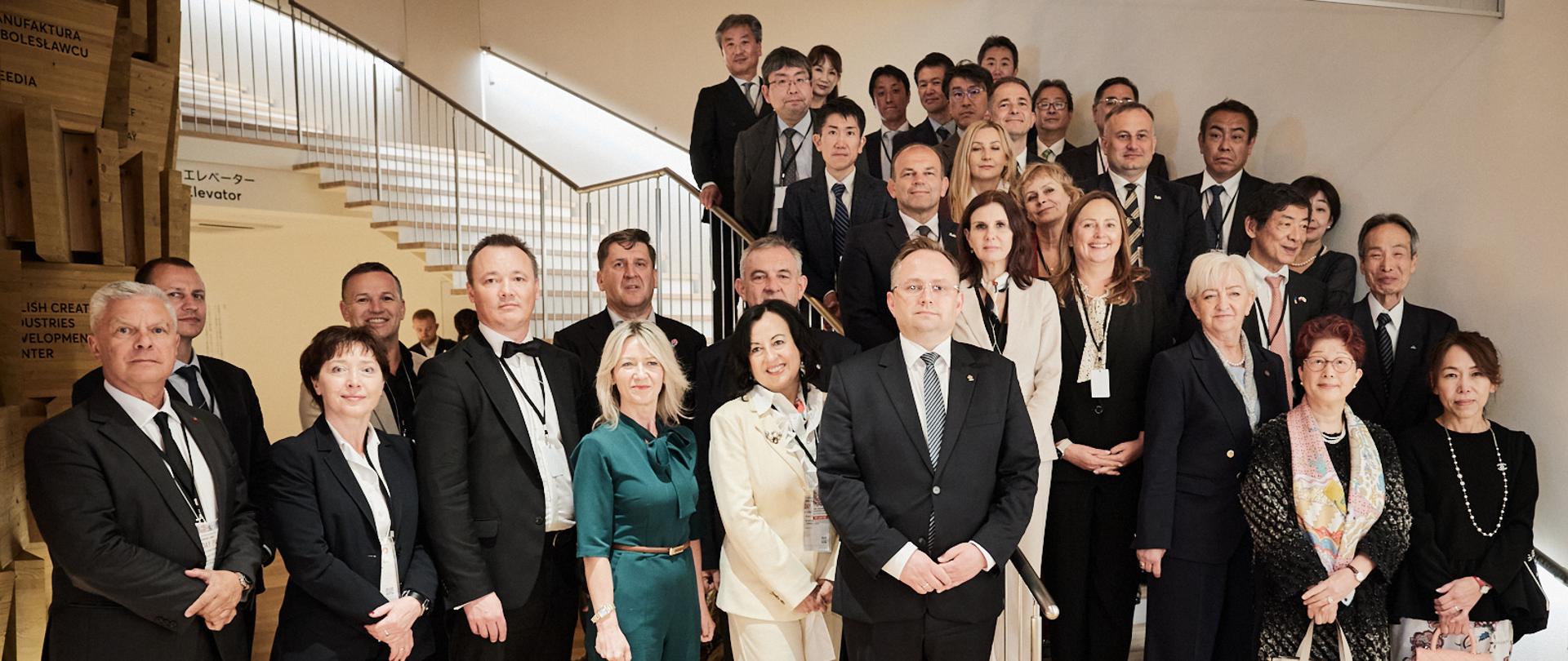 Delegacja województwa łódzkiego wraz z inwestującymi w Polsce japońskimi biznesmenami podczas wystawy EXPO 2025 w Osace