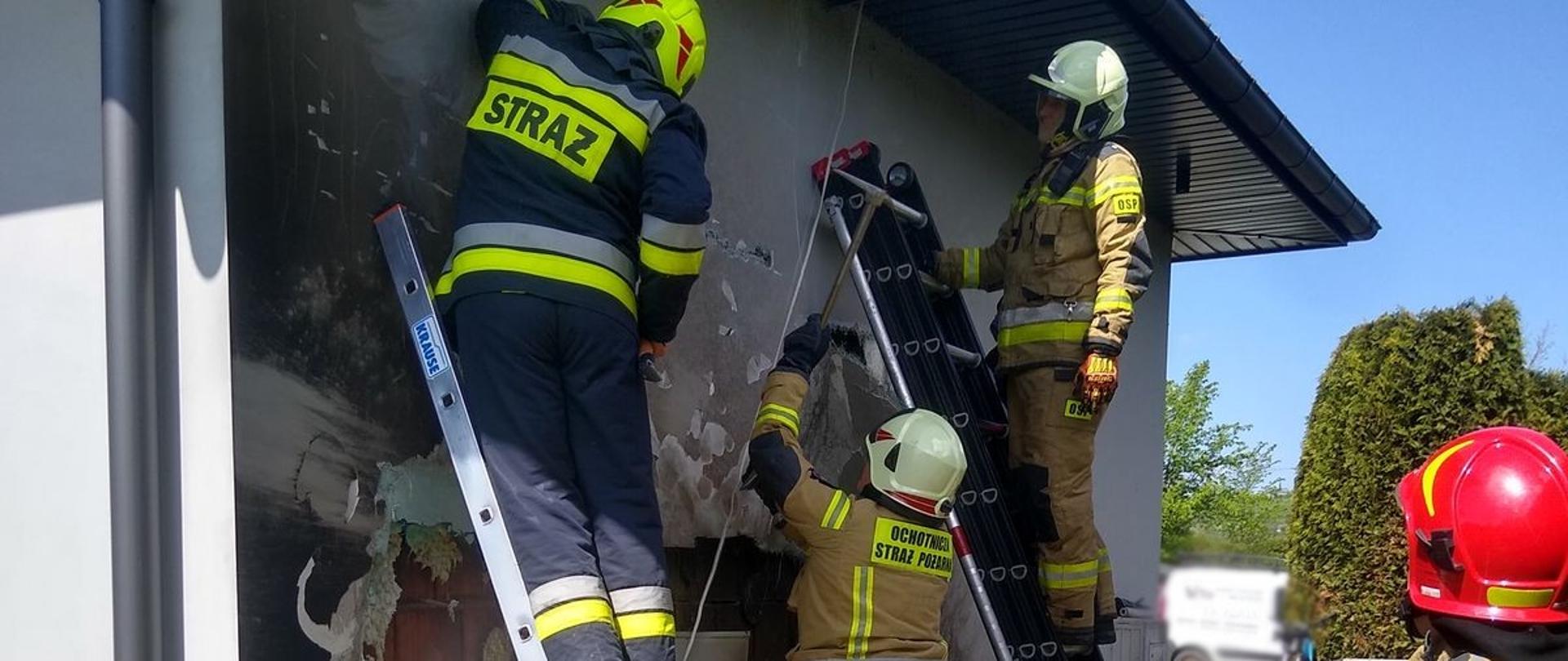 Strażacy prowadzą działania przy elewacji